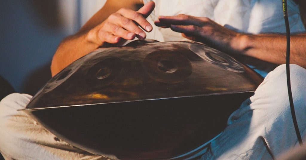 entretien handpan - homme qui joue du handpan